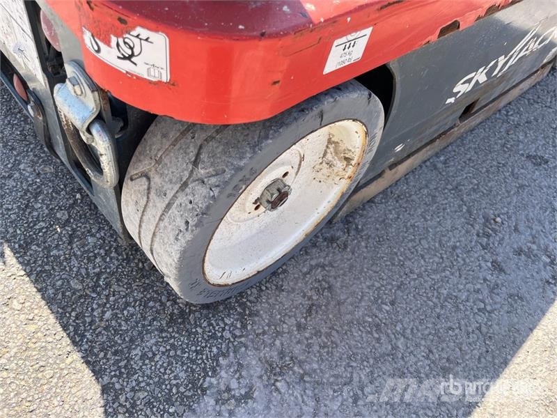 SkyJack SJ16 Jarbolne penjajuće platforme
