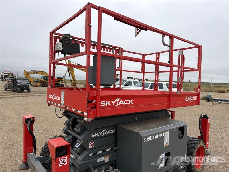 SkyJack SJ6832 RT Scheren-Arbeitsbühnen