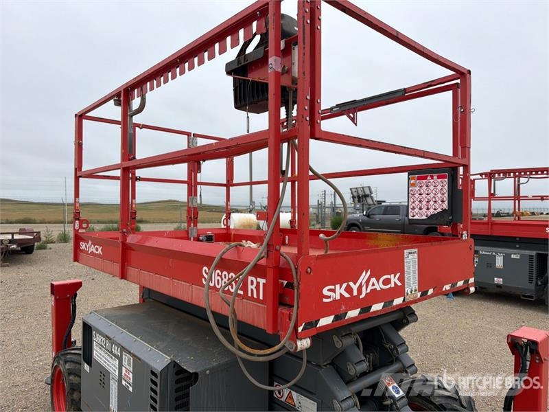 SkyJack SJ6832 RT Scheren-Arbeitsbühnen