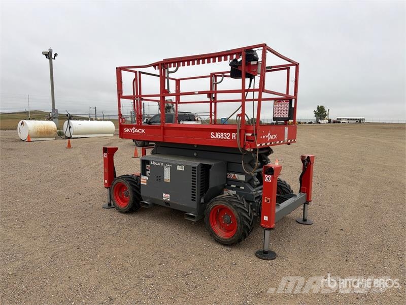 SkyJack SJ6832 RT Scheren-Arbeitsbühnen