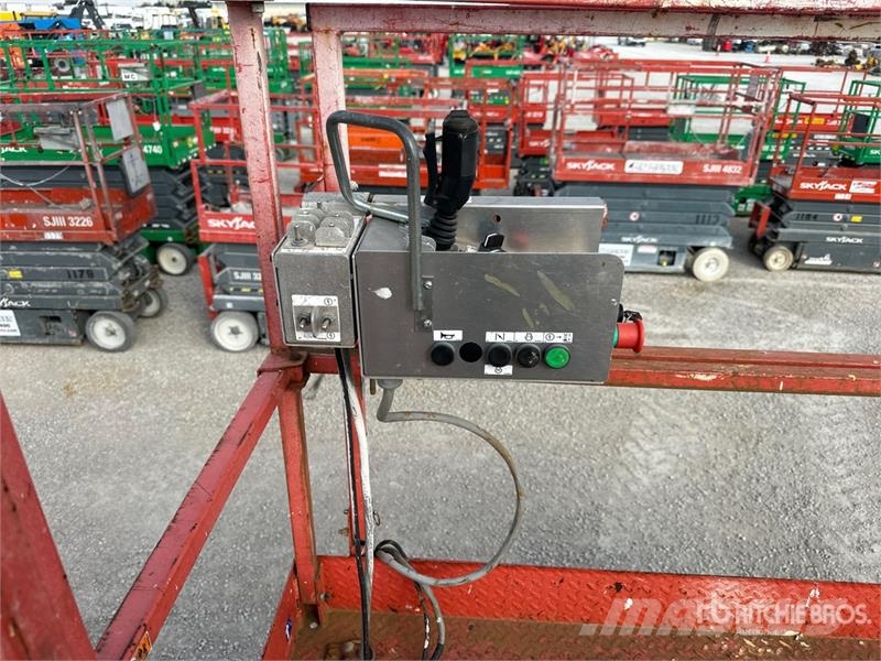 SkyJack SJ7135 RT 4x4 Dual Fuel Scissor Lift Ножничные подъемники