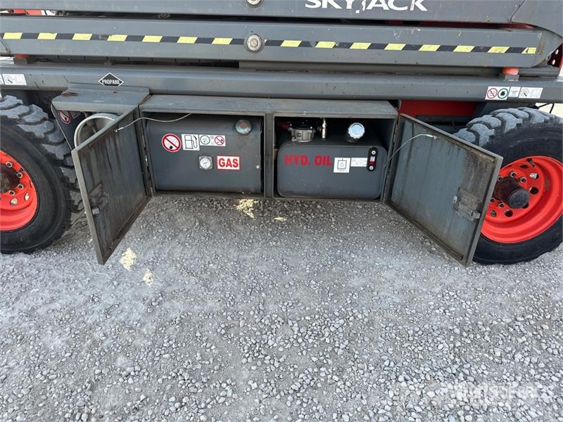 SkyJack SJ7135 RT 4x4 Dual Fuel Scissor Lift Ножничные подъемники