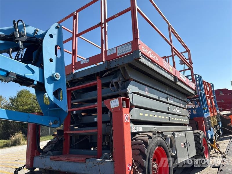 SkyJack SJ7135 RT 4x4 Dual Fuel Scissor Lift Käärtõstukid