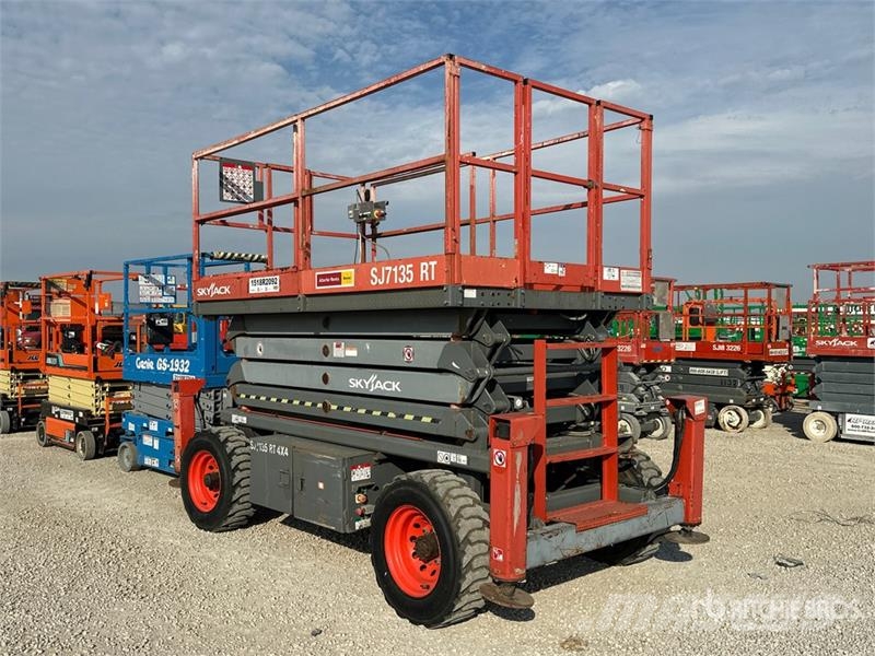 SkyJack SJ7135 RT 4x4 Dual Fuel Scissor Lift Ножничные подъемники