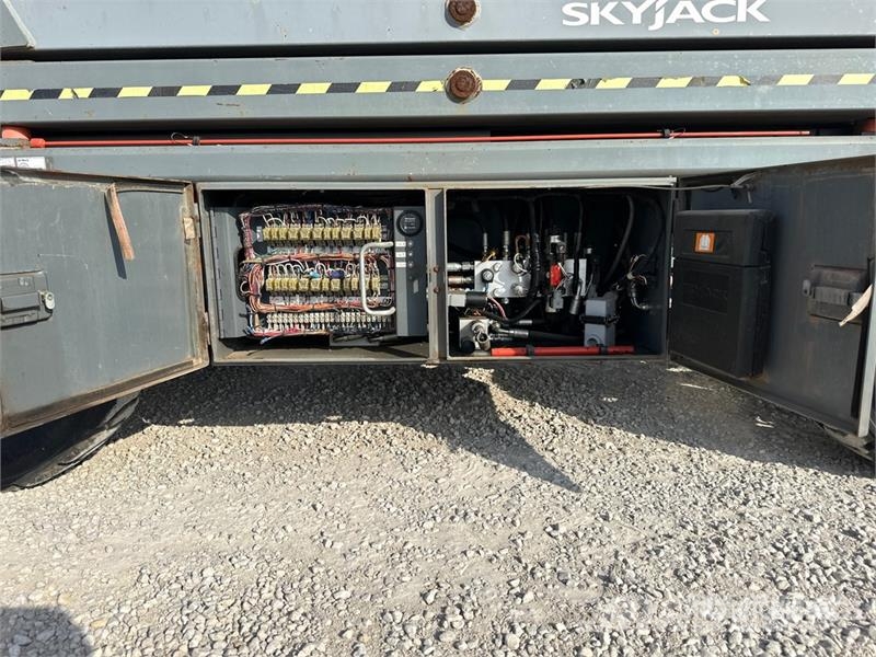 SkyJack SJ7135 RT 4x4 Dual Fuel Scissor Lift Ножничные подъемники