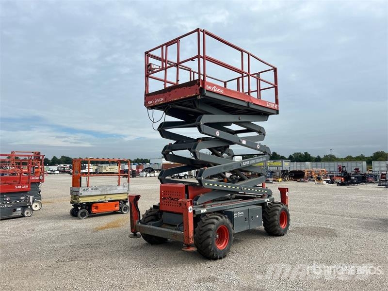 SkyJack SJ7135RT 4x4 Gasoline Scissor Lift Škarjaste dvižne ploščadi