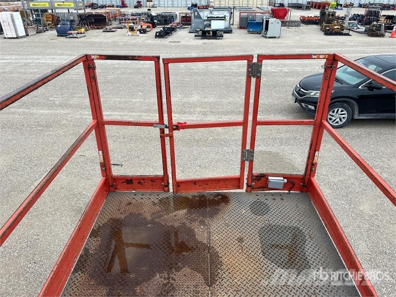 SkyJack SJ7135RT 4x4 Gasoline Scissor Lift Škarjaste dvižne ploščadi