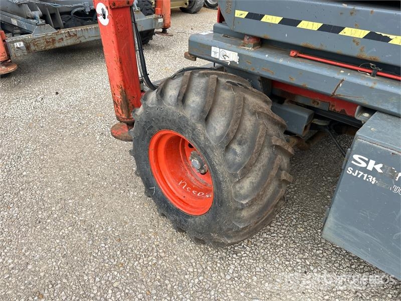 SkyJack SJ7135RT 4x4 Gasoline Scissor Lift Škarjaste dvižne ploščadi