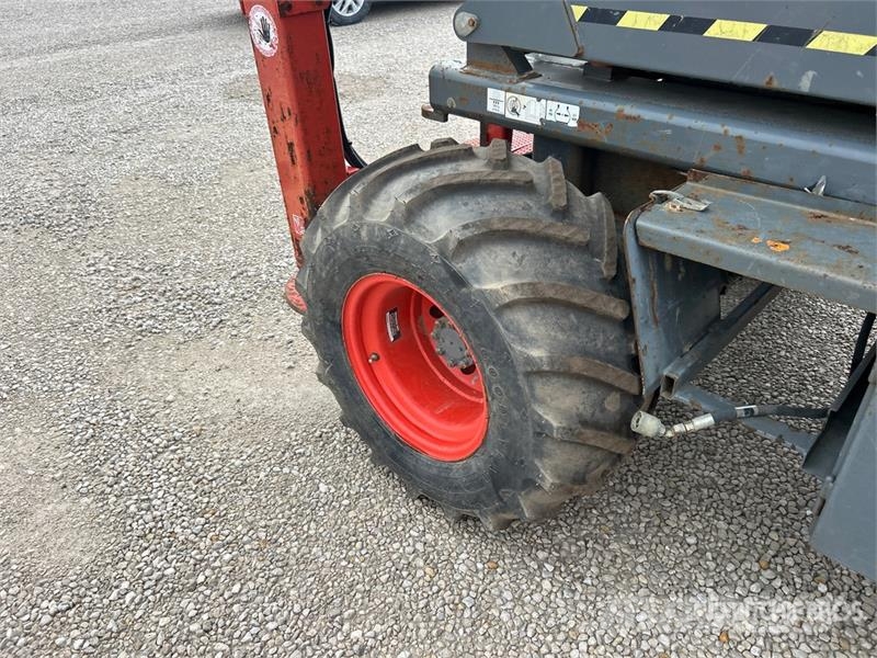 SkyJack SJ7135RT 4x4 Gasoline Scissor Lift Škarjaste dvižne ploščadi