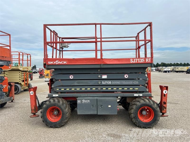 SkyJack SJ7135RT 4x4 Gasoline Scissor Lift Škarjaste dvižne ploščadi