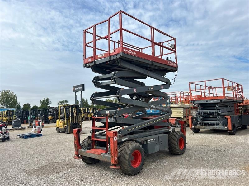 SkyJack SJ7135RT 4x4 Gasoline Scissor Lift Škarjaste dvižne ploščadi