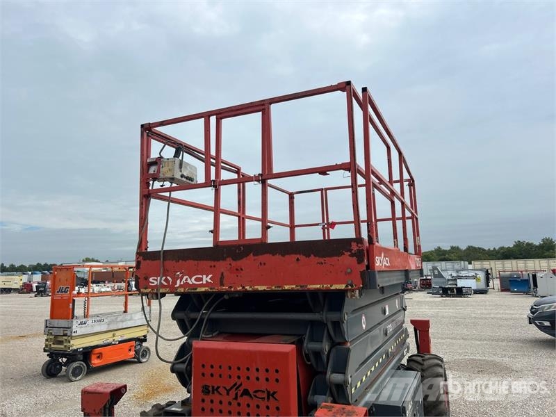 SkyJack SJ7135RT 4x4 Gasoline Scissor Lift Škarjaste dvižne ploščadi