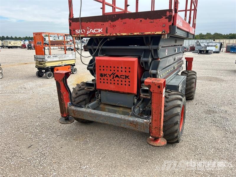 SkyJack SJ7135RT 4x4 Gasoline Scissor Lift Škarjaste dvižne ploščadi