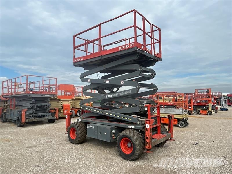 SkyJack SJ7135RT 4x4 Gasoline Scissor Lift Škarjaste dvižne ploščadi