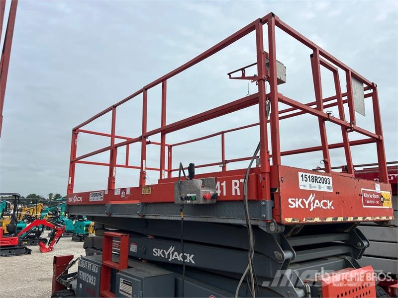 SkyJack SJ8841RT 4x4 Dual Fuel Scissor Lift Škarjaste dvižne ploščadi