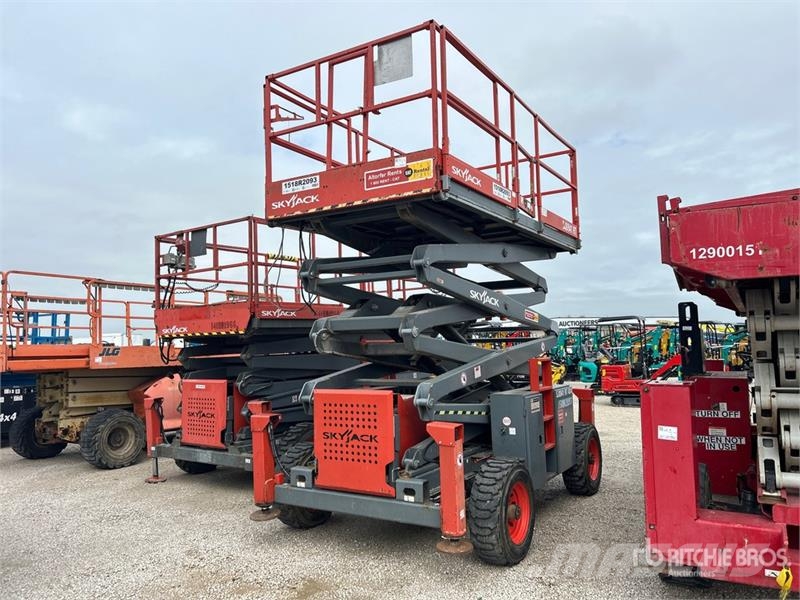 SkyJack SJ8841RT 4x4 Dual Fuel Scissor Lift Škarjaste dvižne ploščadi