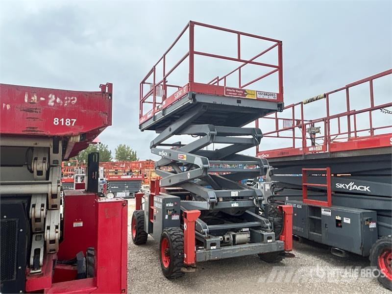 SkyJack SJ8841RT 4x4 Dual Fuel Scissor Lift Škarjaste dvižne ploščadi