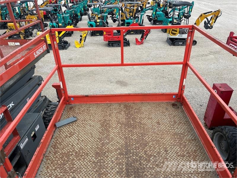 SkyJack SJ8841RT 4x4 Dual Fuel Scissor Lift Škarjaste dvižne ploščadi