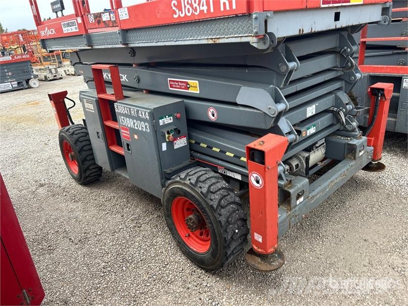 SkyJack SJ8841RT 4x4 Dual Fuel Scissor Lift Škarjaste dvižne ploščadi