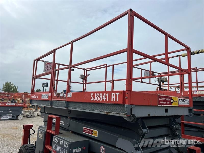 SkyJack SJ8841RT 4x4 Dual Fuel Scissor Lift Škarjaste dvižne ploščadi