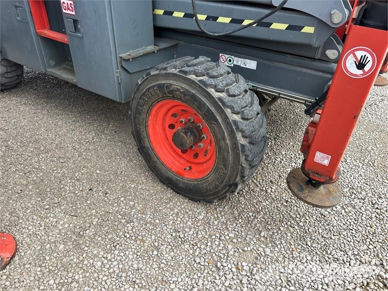SkyJack SJ8841RT 4x4 Dual Fuel Scissor Lift Škarjaste dvižne ploščadi