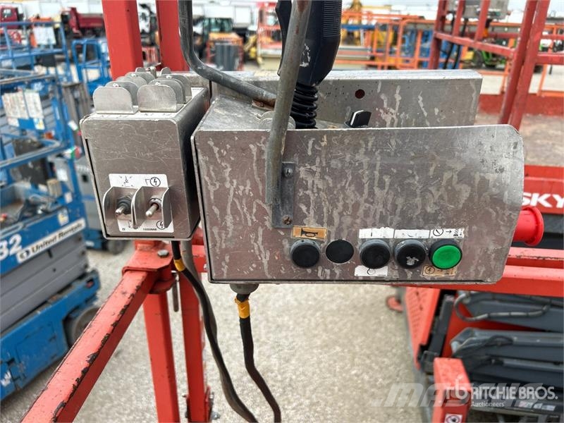 SkyJack SJ8841RT 4x4 Dual Fuel Scissor Lift Škarjaste dvižne ploščadi