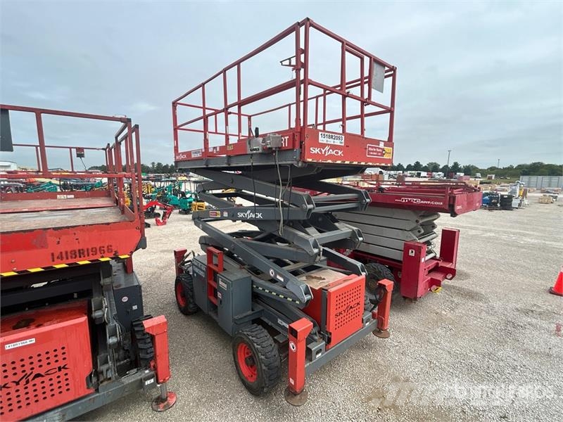 SkyJack SJ8841RT 4x4 Dual Fuel Scissor Lift Škarjaste dvižne ploščadi