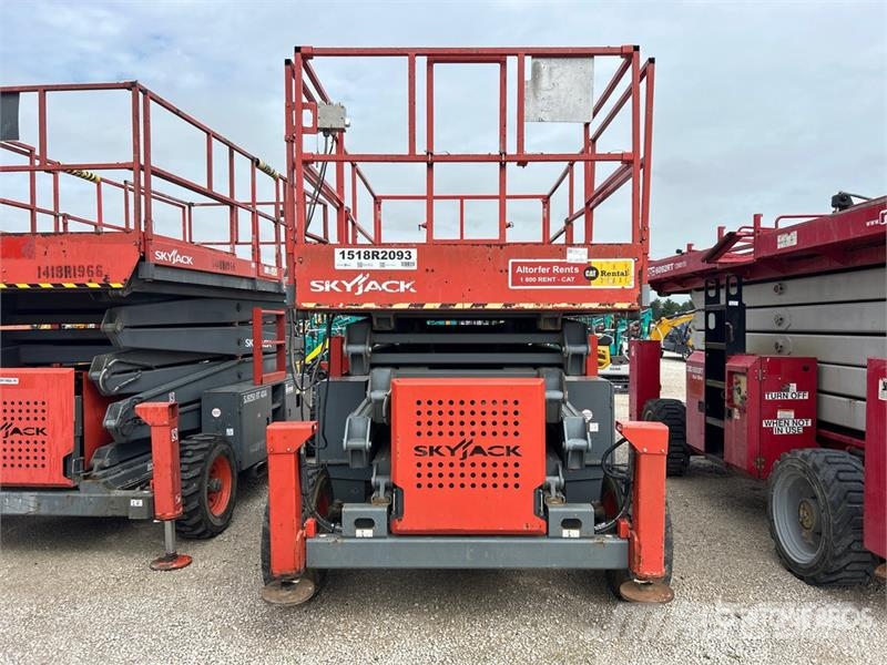 SkyJack SJ8841RT 4x4 Dual Fuel Scissor Lift Škarjaste dvižne ploščadi