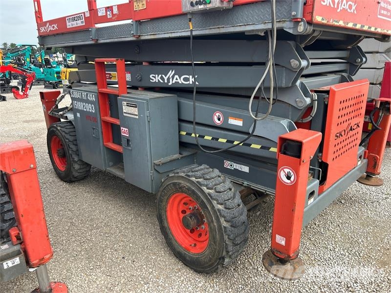 SkyJack SJ8841RT 4x4 Dual Fuel Scissor Lift Škarjaste dvižne ploščadi