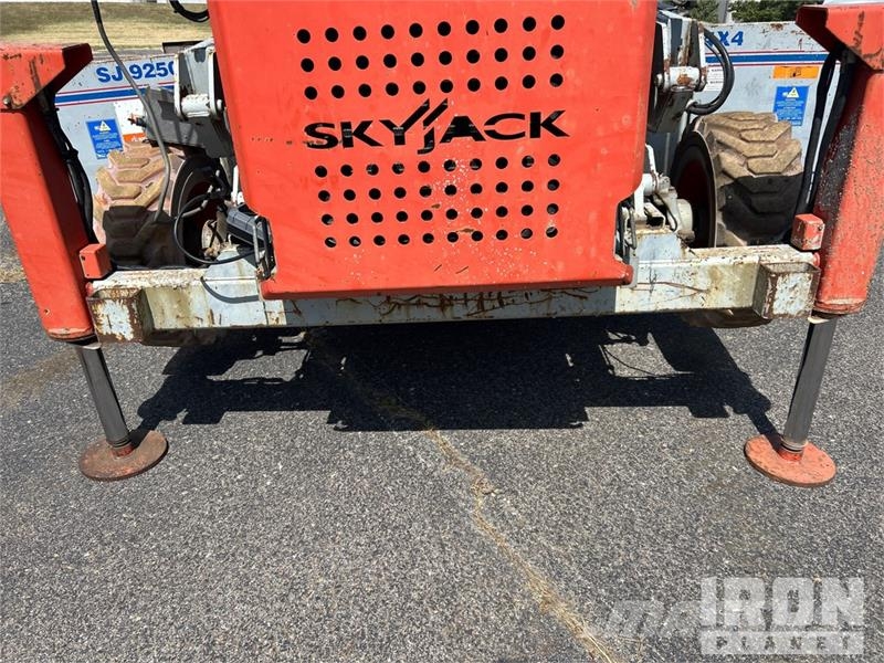 SkyJack SJ9250 4x4 Dual Fuel Scissor Lift Scissor lifts