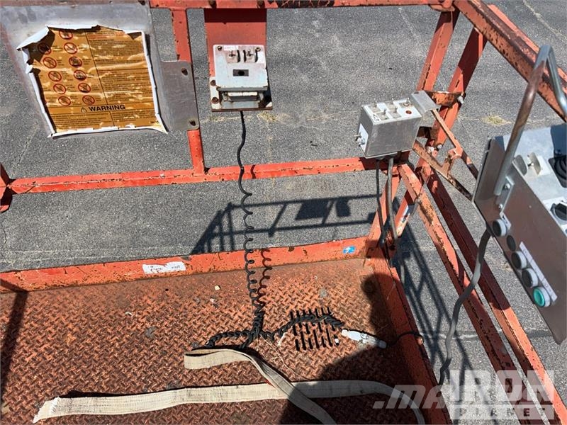 SkyJack SJ9250 4x4 Dual Fuel Scissor Lift Scissor lifts