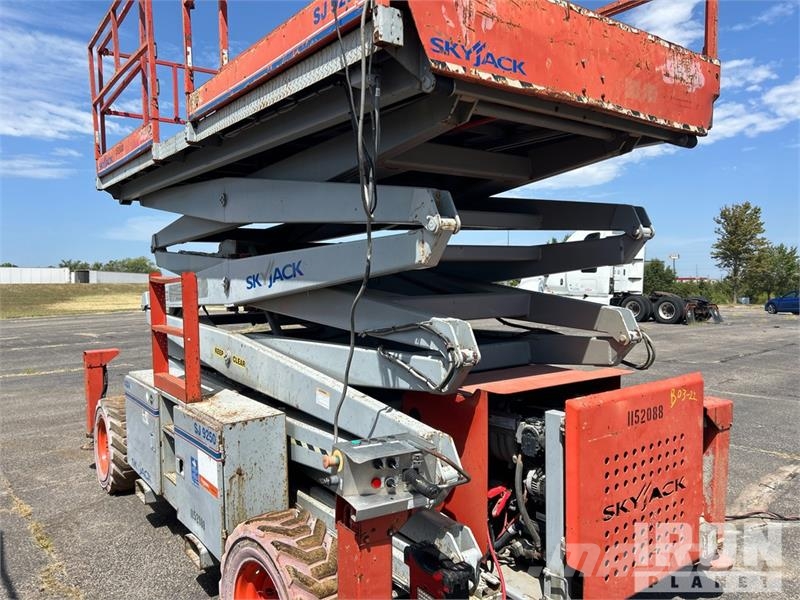 SkyJack SJ9250 4x4 Dual Fuel Scissor Lift Scissor lifts