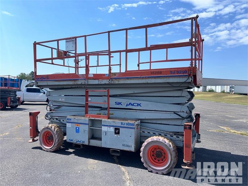 SkyJack SJ9250 4x4 Dual Fuel Scissor Lift Scissor lifts