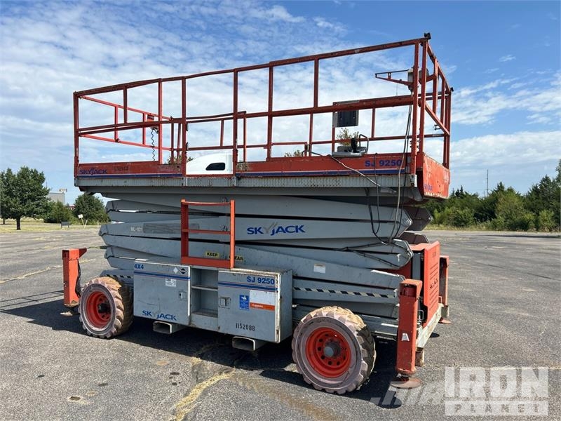 SkyJack SJ9250 4x4 Dual Fuel Scissor Lift Scissor lifts