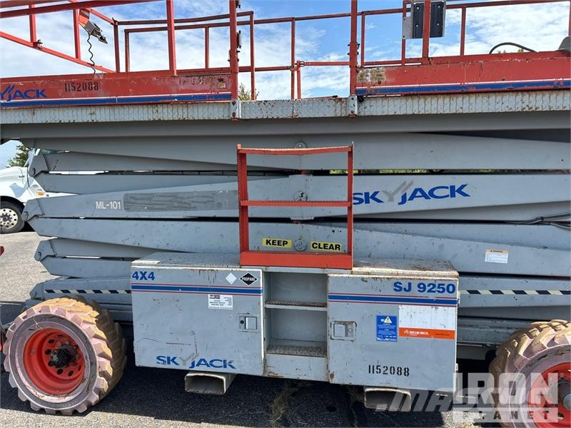 SkyJack SJ9250 4x4 Dual Fuel Scissor Lift Scissor lifts