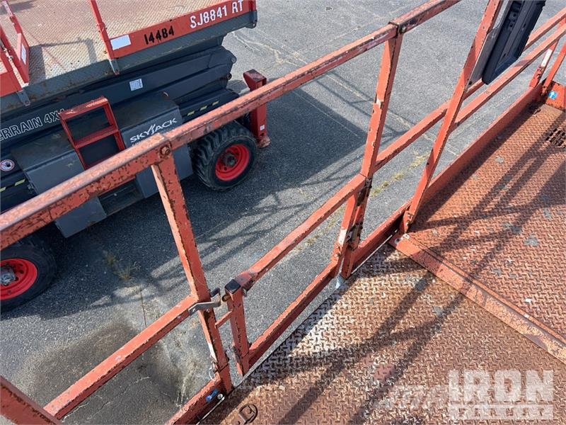 SkyJack SJ9250 4x4 Dual Fuel Scissor Lift Scissor lifts