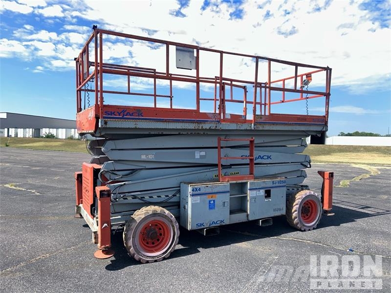 SkyJack SJ9250 4x4 Dual Fuel Scissor Lift Scissor lifts