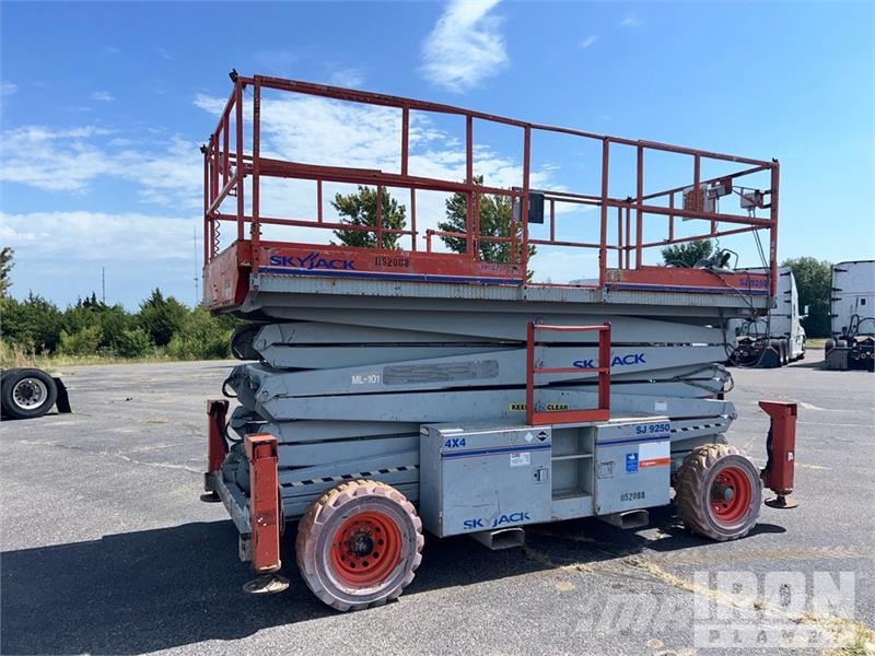 SkyJack SJ9250 4x4 Dual Fuel Scissor Lift Scissor lifts