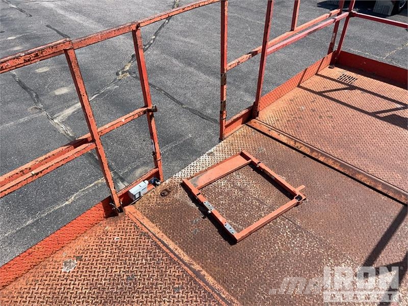 SkyJack SJ9250 4x4 Dual Fuel Scissor Lift Scissor lifts