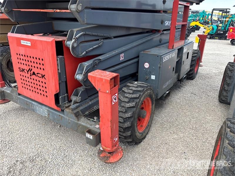 SkyJack SJ9250 RT 4x4 Dual Fuel Scissor Lift Scissor lifts