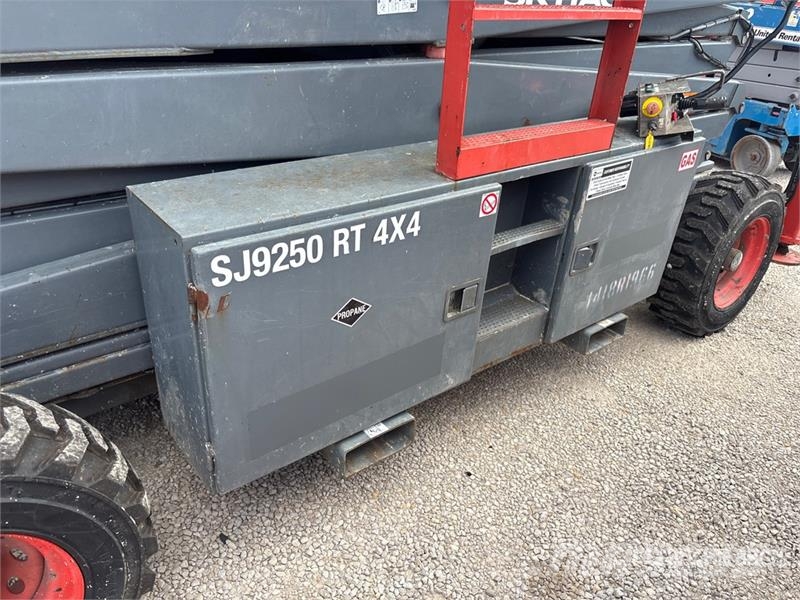 SkyJack SJ9250 RT 4x4 Dual Fuel Scissor Lift Scissor lifts