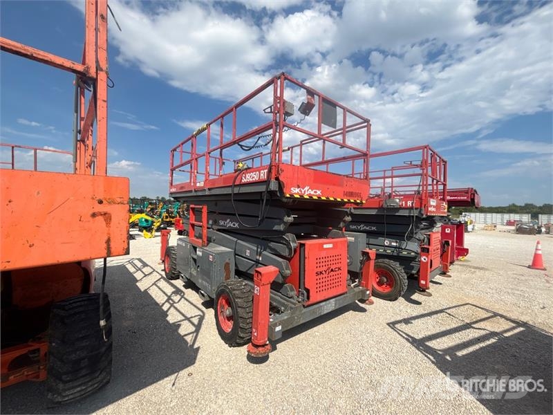 SkyJack SJ9250 RT 4x4 Dual Fuel Scissor Lift Scissor lifts