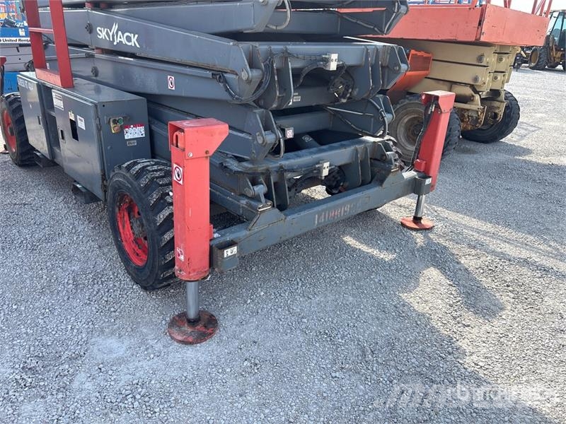 SkyJack SJ9250 RT 4x4 Dual Fuel Scissor Lift Scissor lifts