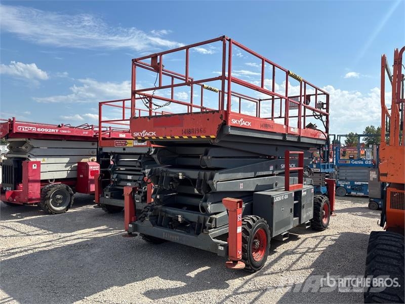 SkyJack SJ9250 RT 4x4 Dual Fuel Scissor Lift Scissor lifts