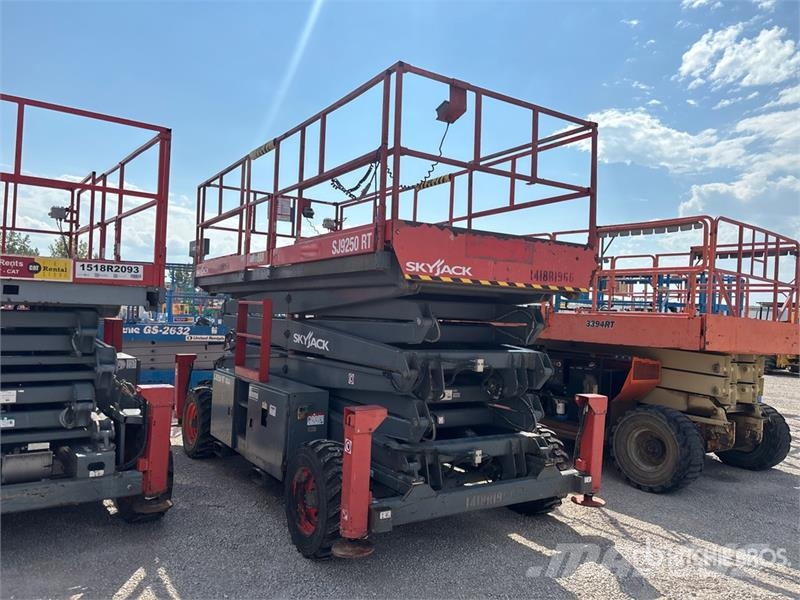 SkyJack SJ9250 RT 4x4 Dual Fuel Scissor Lift Scissor lifts