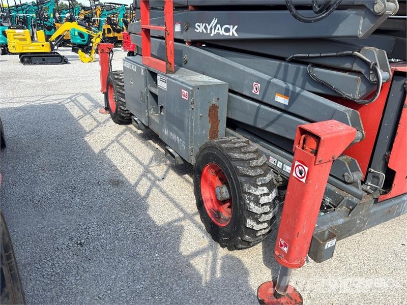 SkyJack SJ9250 RT 4x4 Dual Fuel Scissor Lift Scissor lifts