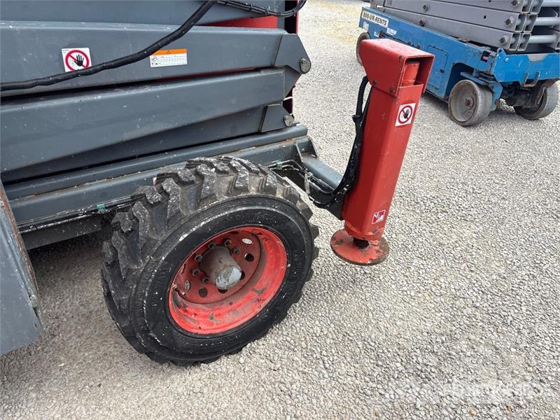 SkyJack SJ9250 RT 4x4 Dual Fuel Scissor Lift Scissor lifts