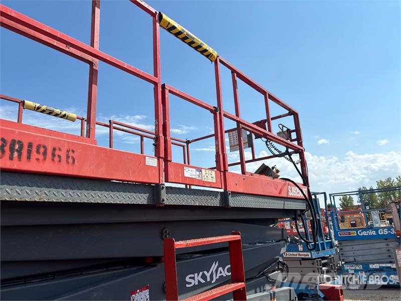 SkyJack SJ9250 RT 4x4 Dual Fuel Scissor Lift Scissor lifts