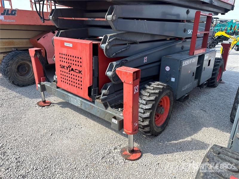 SkyJack SJ9250 RT 4x4 Dual Fuel Scissor Lift Scissor lifts