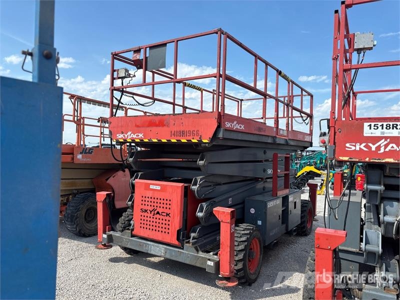 SkyJack SJ9250 RT 4x4 Dual Fuel Scissor Lift Scissor lifts